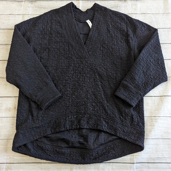 Lululemon Black Rippled Size 4 V-Neck Pullover - Picture 2 of 4
